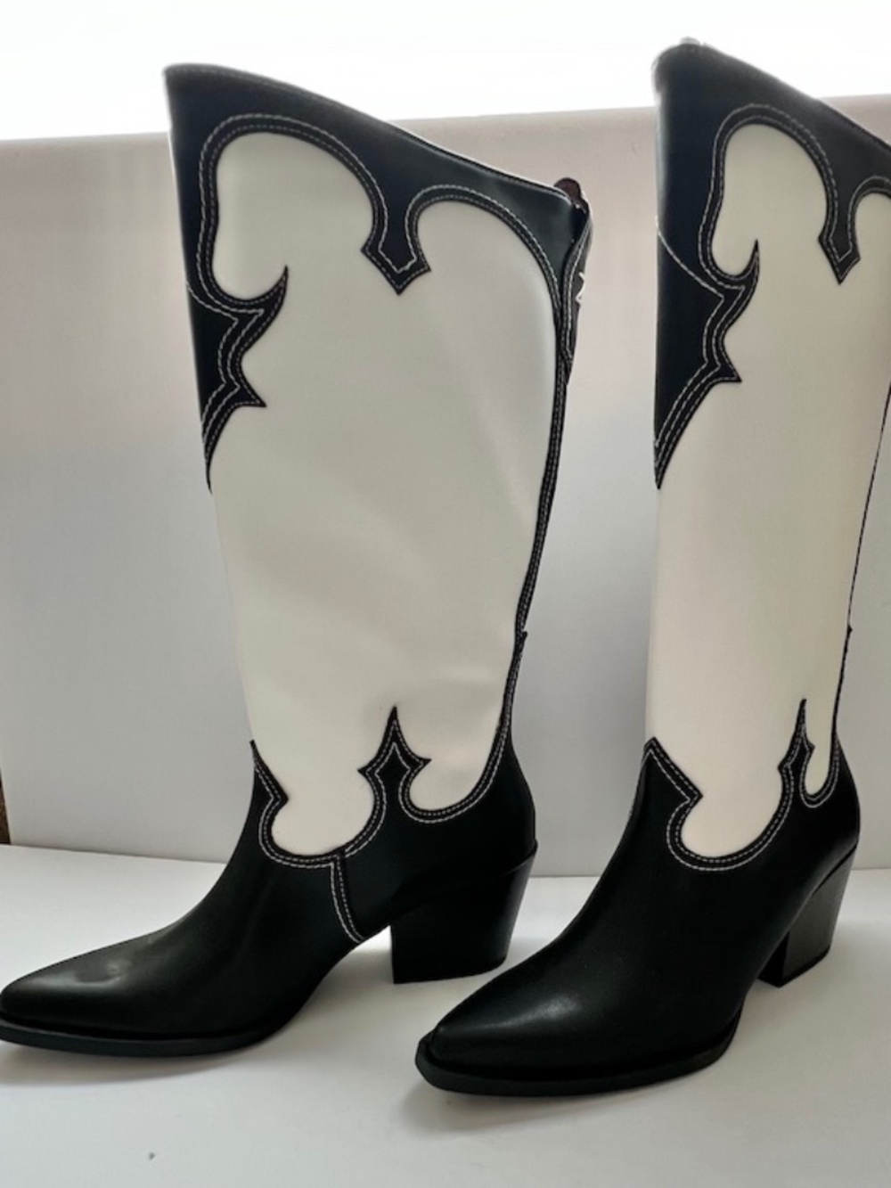 Cowgirl Black & White high boots Dawson Zodiac never worn in org box